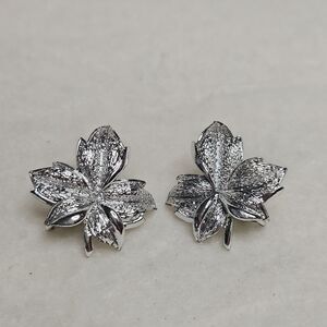 Silver Leaf Clip-On Stud Earrings Metal Nature Theme No Stone Lobe 1.25in